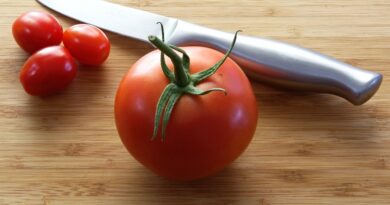 Tomater ligger ved siden af kniv