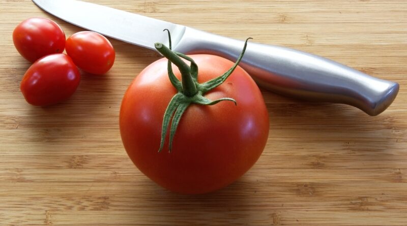 Tomater ligger ved siden af kniv